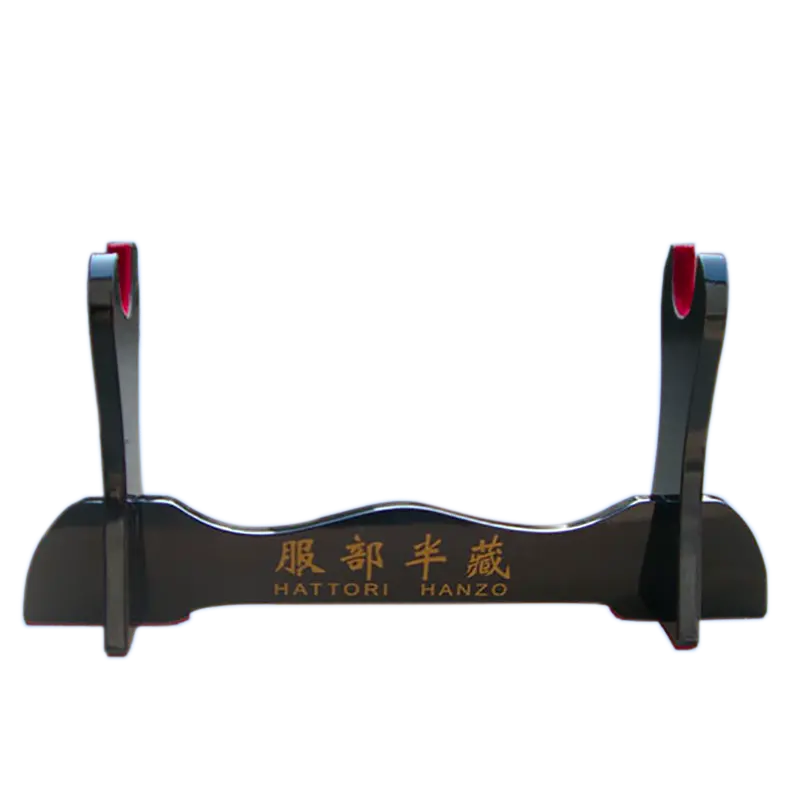 Présentoir pour katana en bois laqué noir brillant, modèle Hattori Hanzo, photographié sur fond transparent, montrant le porte-katana complet avec inscription dorée et protections rouges sur les encoches, utilisé comme kake japonais pour exposer un sabre traditionnel.