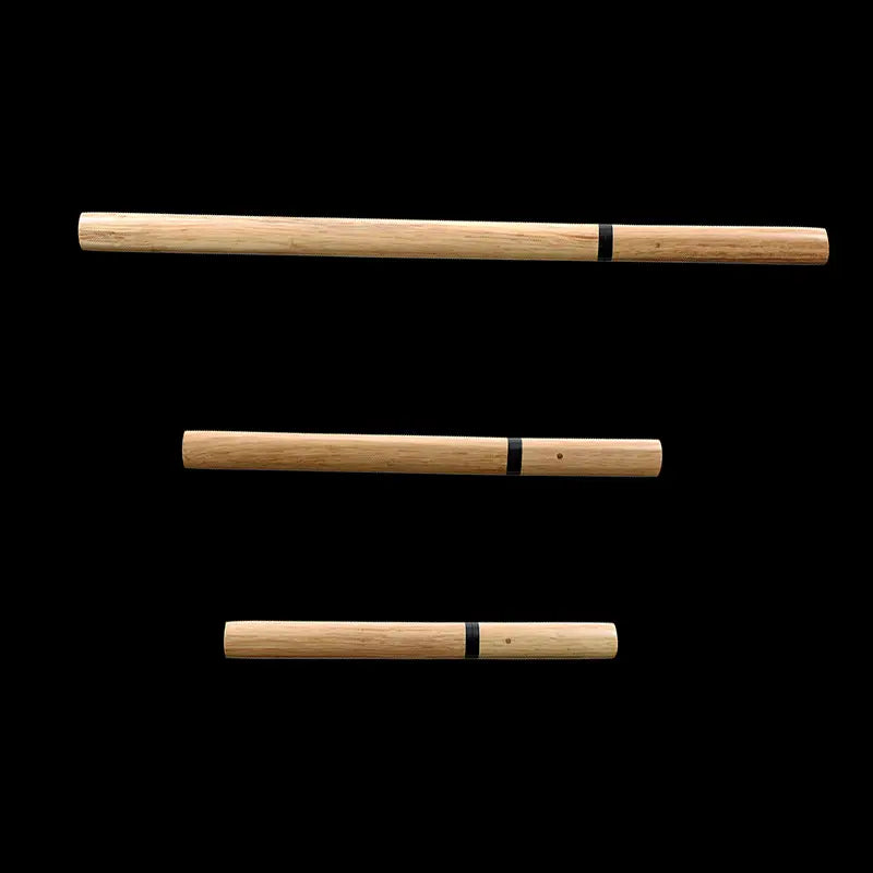 Vue à plat du set de tantō japonais shirasaya “San-Ken” : trois fourreaux/poignées en bois clair avec bagues noires alignés (long, moyen, court) sur fond noir, style minimaliste ; set artisanal en acier carbone 1045 à polissage miroir.