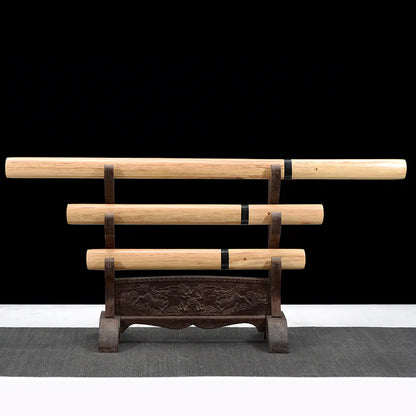 Set de tantō japonais shirasaya “San-Ken” présenté en trio (long, moyen, court) sur un support en bois sculpté à trois niveaux, fourreaux et poignées en bois clair avec bagues noires, fond noir studio et tapis gris — set artisanal en acier carbone 1045, polissage miroir, style minimaliste.