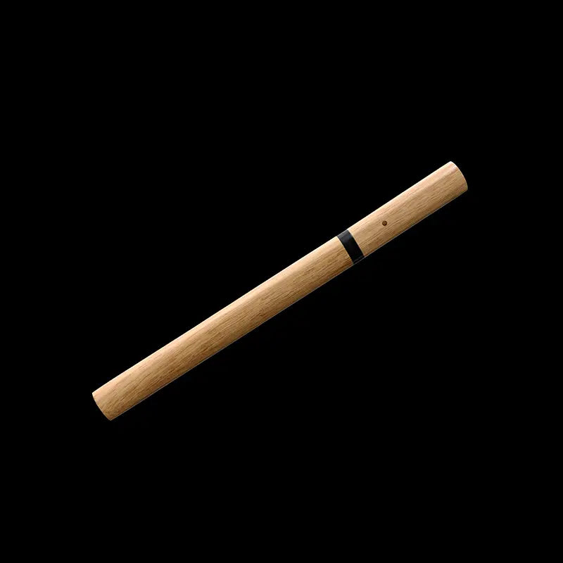 Tantō shirasaya San-Ken en bois clair, fourreau et poignée assortis avec bague noire et trou de mekugi visible, présenté en diagonale sur fond noir — katana court japonais en acier carbone 1045, finition polissage miroir, esthétique minimaliste.