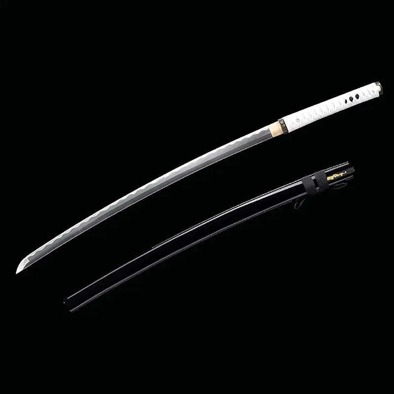 Katana japonais artisanal Shinobi no Kiba, Le Croc du Shinobi, présenté sur fond noir avec la lame sortie du fourreau. Lame en acier carbone à profil plein sans bo-hi, pointe visible, habaki doré, tsuka en cuir blanc avec tressage ito noir, saya noir laqué posé séparément avec sageo noir et kozuka dissimulé intégré.
