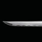 Détail de la pointe du katana japonais artisanal Shinobi no Kiba, Le Croc du Shinobi, sur fond noir. Kissaki bien définie avec courbure régulière, lame en acier carbone 1045 sans bo-hi, finition mate laissant apparaître une ligne de trempe discrète, profil épuré typique du style ninja.
