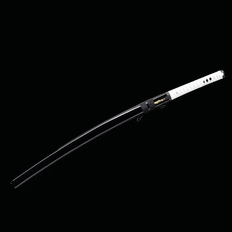 Katana japonais artisanal Shinobi no Kiba, Le Croc du Shinobi, présenté sur fond noir avec lame et fourreau. Saya noir laqué avec sageo noir, tsuka en cuir blanc avec tressage ito noir, kozuka dissimulé visible sur le fourreau, sans tsuba, esthétique ninja épurée.
