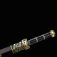 Gros plan sur la poignée noire de l’épée chinoise Jian SHU SHENG, avec pommeau doré, garde en laiton gravé et fourreau noir style ébène décoré de garnitures métalliques, présenté en diagonale sur fond noir.