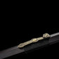 Gros plan sur le fourreau noir style ébène de l’épée chinoise Jian SHU SHENG, avec cordage noir texturé et pièce décorative en laiton doré gravé, présenté sur fond noir avec une vue diagonale raffinée.
