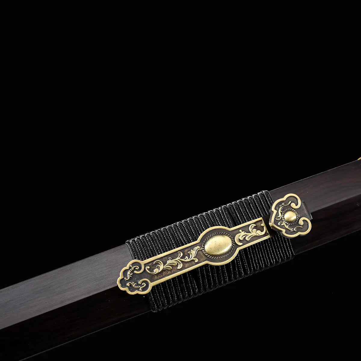 Gros plan sur le fourreau noir style ébène de l’épée chinoise Jian SHU SHENG, avec cordage noir texturé et ornements en laiton doré gravés, présenté en diagonale sur fond noir pour montrer les détails décoratifs de ce Jian chinois de collection.