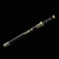 Épée chinoise Jian SHU SHENG avec fourreau noir style ébène présenté sur fond noir, vue diagonale complète mettant en avant un fourreau travaillé avec ornements en laiton doré, poignée noire traditionnelle et garnitures raffinées d’une arme traditionnelle chinoise de collection.