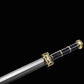 Gros plan sur l’épée chinoise Jian SHU SHENG avec lame droite en acier plié Damas moderne, garde traditionnelle en laiton doré gravé, poignée noire segmentée et pommeau doré, présenté en diagonale sur fond noir.