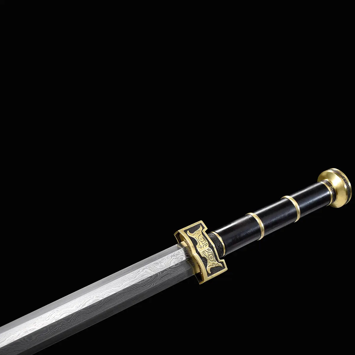 Gros plan sur l’épée chinoise Jian SHU SHENG avec lame droite en acier plié Damas moderne, garde traditionnelle en laiton doré gravé, poignée noire segmentée et pommeau doré, présenté en diagonale sur fond noir.