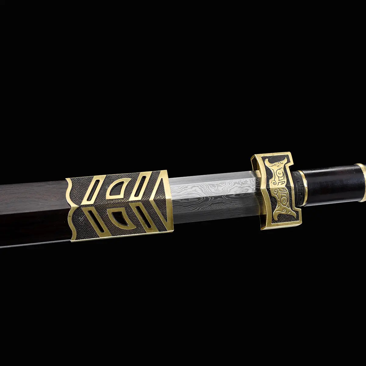 Gros plan sur l’épée chinoise Jian SHU SHENG partiellement sortie de son fourreau noir style ébène, avec lame droite en acier plié Damas moderne, garde en laiton doré gravé et entrée de fourreau décorée de motifs géométriques sur fond noir.