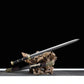 Épée chinoise Jian SHU SHENG présentée sur support en bois naturel, avec lame droite en acier plié Damas moderne, poignée noire, fourreau noir style ébène et garnitures en laiton doré, sur surface grise devant un fond noir.