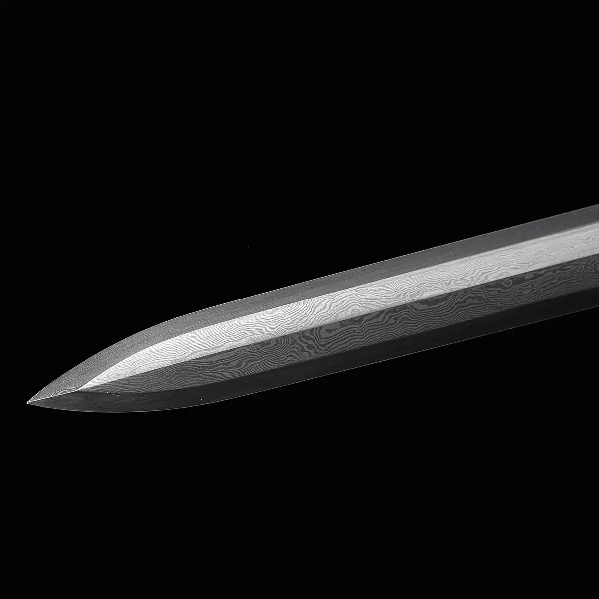 Gros plan sur la lame droite de l’épée chinoise Jian SHU SHENG, avec pointe centrale visible et motifs ondulés d’acier plié Damas moderne sur fond noir, montrant la texture multicouche de cette arme traditionnelle chinoise de collection.