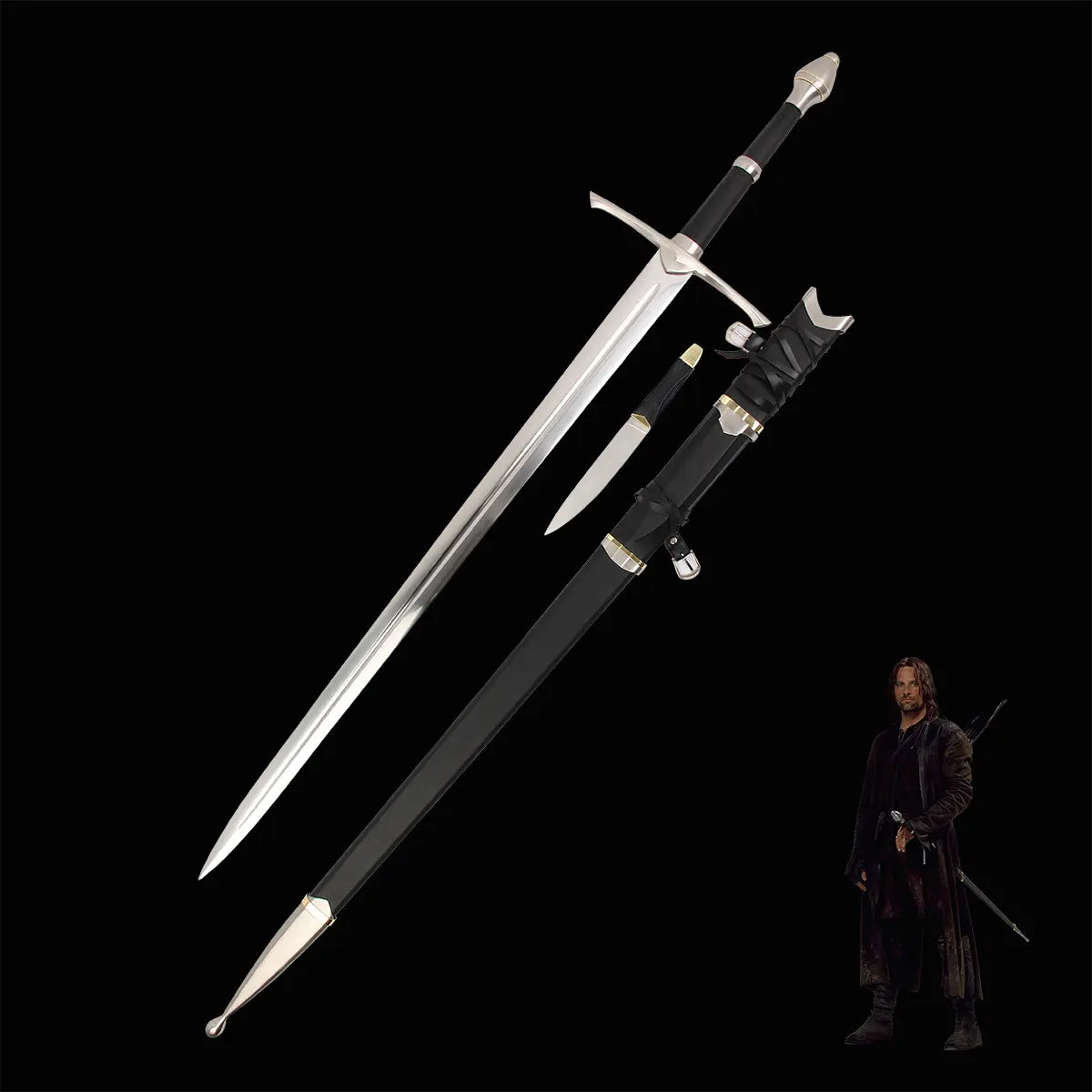 Épée Strider inspirée d’Aragorn dans Le Seigneur des Anneaux présentée sur un fond noir. La lame longue en acier poli avec fuller central est exposée hors du fourreau noir gainé de cuir avec garnitures métalliques. Une petite dague assortie est placée à côté du fourreau. En bas à droite, un visuel du personnage Aragorn en tenue de rôdeur est intégré à l’image.

