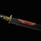 Gros plan sur le fourreau noir du sabre chinois Dao TIAN DAO, avec couture blanche, panneau brun à rivets métalliques, garde visible et poignée dorée rétro-futuriste partiellement sortie sur fond noir.
