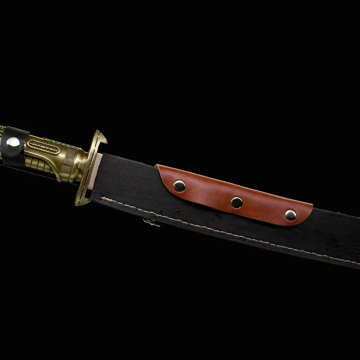 Gros plan sur le fourreau noir du sabre chinois Dao TIAN DAO, avec couture blanche, panneau brun à rivets métalliques, garde visible et poignée dorée rétro-futuriste partiellement sortie sur fond noir.