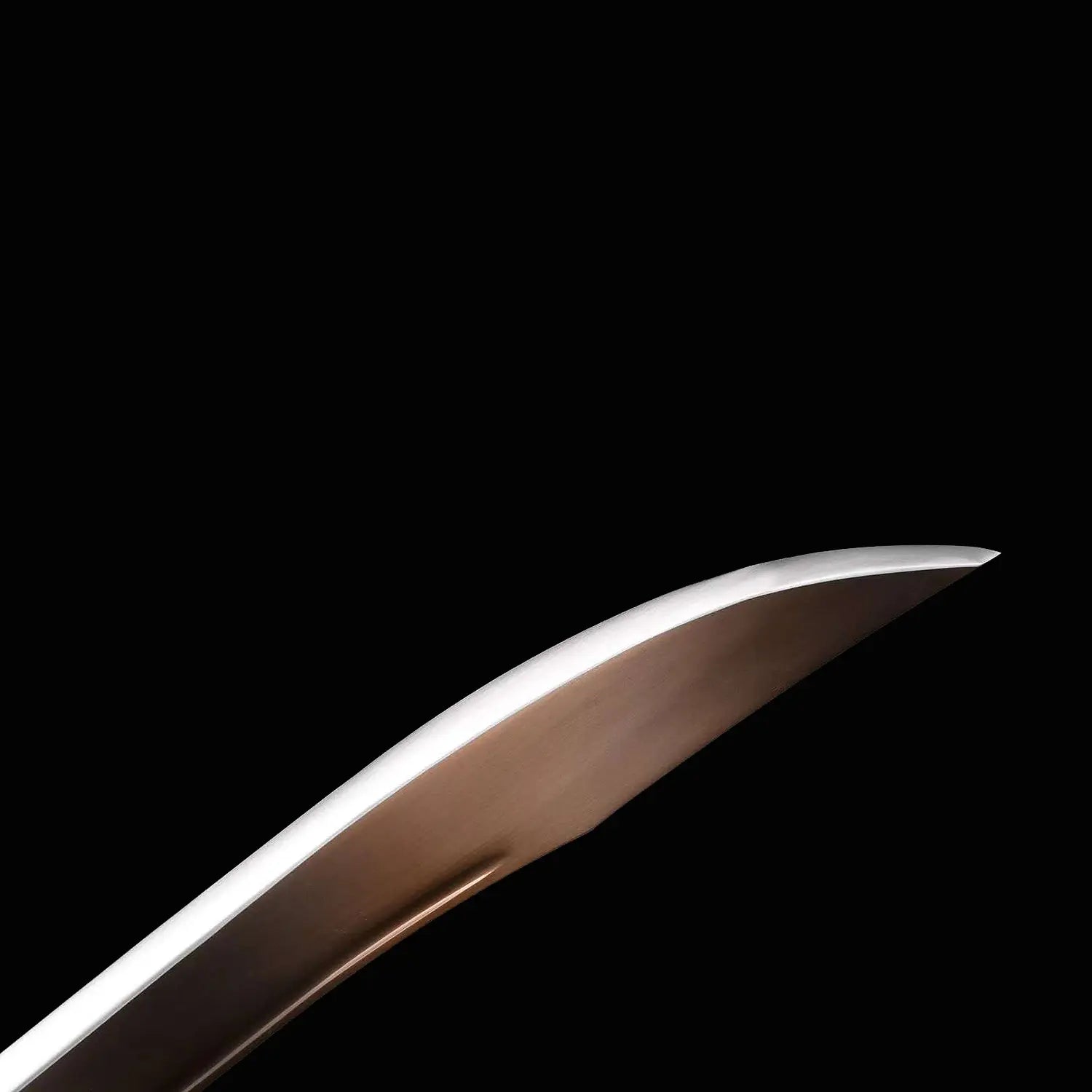 Gros plan sur la lame courbe du sabre chinois Dao TIAN DAO, avec pointe relevée, dos de lame brillant, tranchant clair visible et finition métallique contrastée sur fond noir.