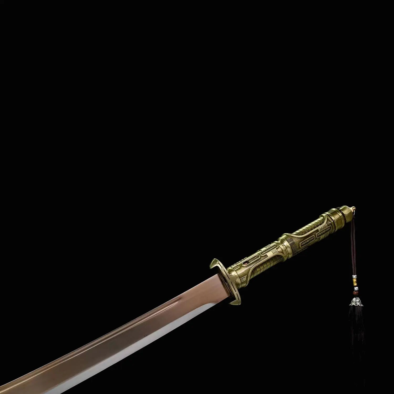 Gros plan sur le sabre chinois Dao TIAN DAO avec départ de lame courbe, garde métallique, poignée dorée rétro-futuriste ornée de reliefs, cordon décoratif avec pompon noir et fond noir.