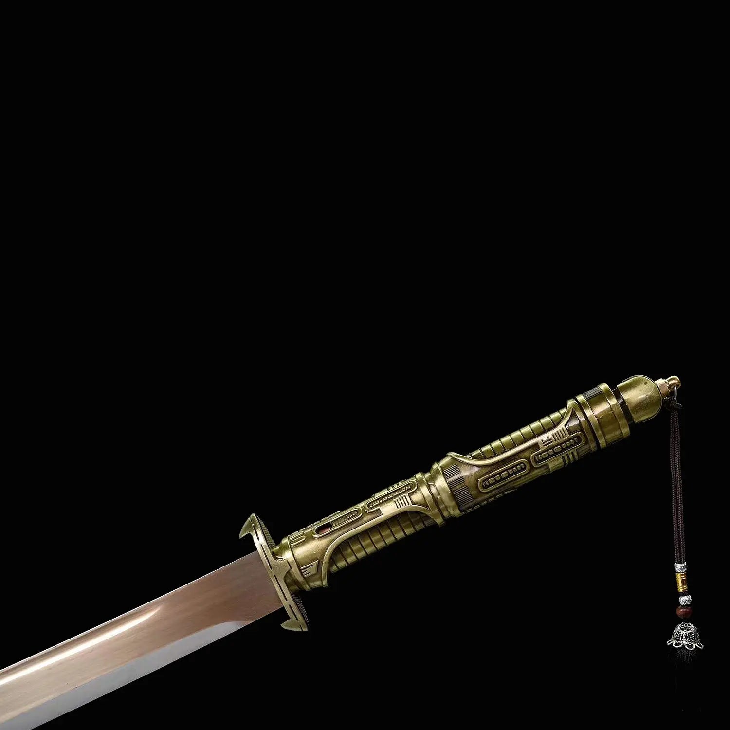 Gros plan sur la poignée dorée rétro-futuriste du sabre chinois Dao TIAN DAO, avec garde métallique, motifs en relief, pommeau, cordon suspendu avec pompon noir et départ de lame courbe visible sur fond noir.