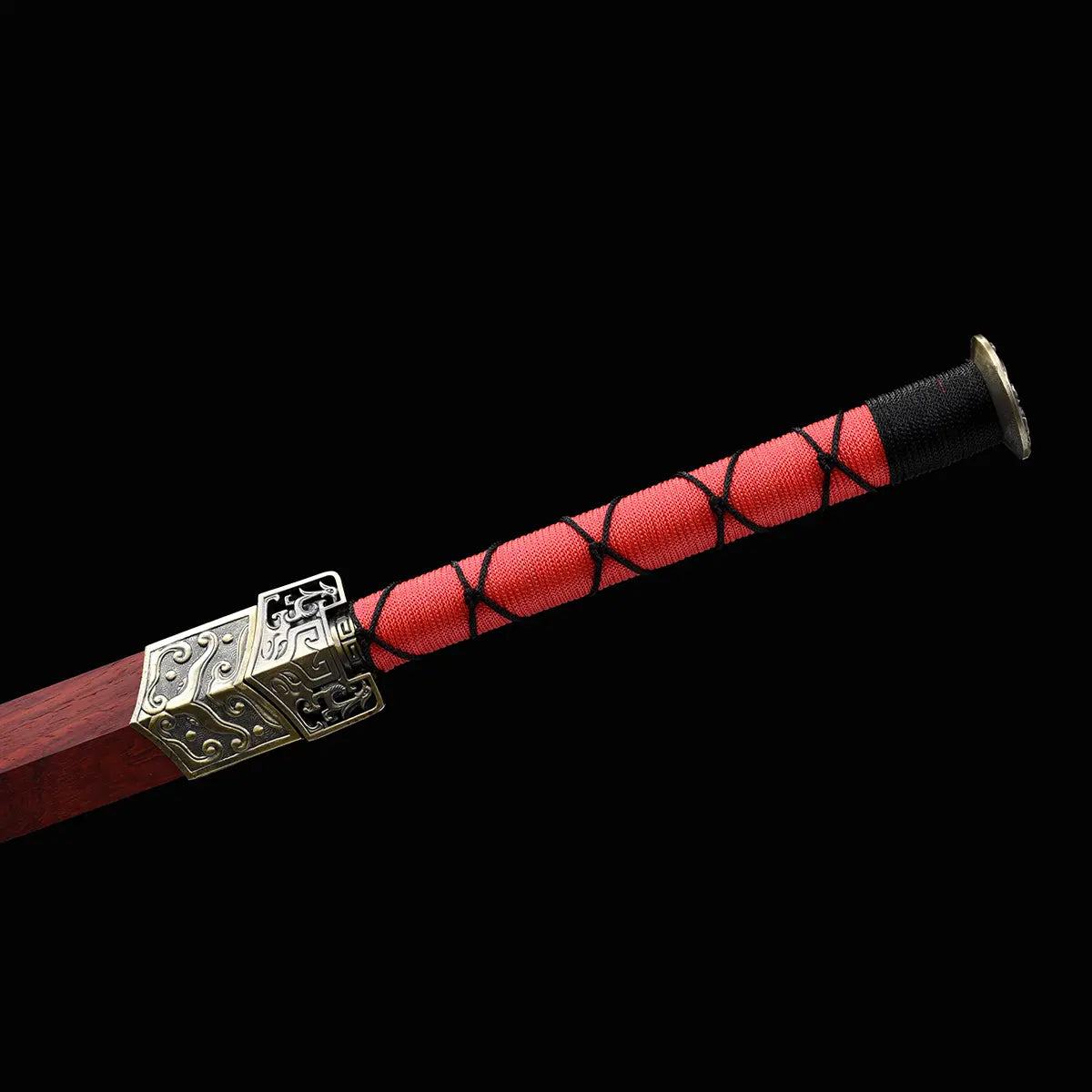 Gros plan sur la poignée rouge et noire de l’épée chinoise Jian TIAN LONG, avec garde métallique décorée, garniture de fourreau gravée, fourreau en bois de rose partiellement visible et prise de vue rapprochée sur fond noir.