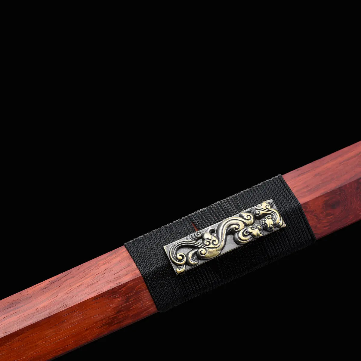 Gros plan sur le fourreau en bois de rose de l’épée chinoise Jian TIAN LONG, avec bande noire texturée, garniture métallique décorative aux motifs gravés et finition rouge-brun visible sur fond noir.