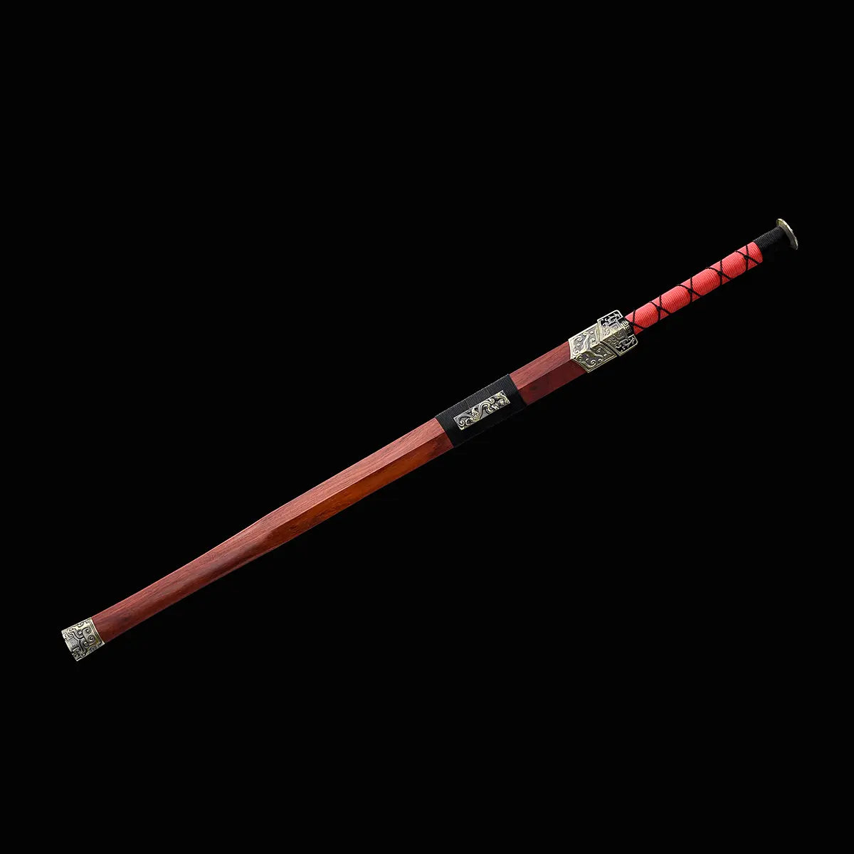Épée chinoise Jian TIAN LONG présentée dans son fourreau en bois de rose sur fond noir, avec poignée rouge et noire, garde métallique décorée, pommeau visible et garnitures traditionnelles aux extrémités, prise de vue diagonale sans lame apparente.