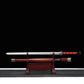 Épée chinoise Jian TIAN LONG présentée sur un support d’exposition, avec lame droite en acier au-dessus du fourreau en bois de rose, poignée rouge à cordage noir, garnitures métalliques décorées, fond noir et tapis gris visible en bas de l’image.