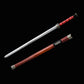 Épée chinoise Jian TIAN LONG avec lame droite polie et fourreau en bois de rose présentés sur fond noir, poignée rouge et noire avec garde métallique gravée, vue complète de l’épée chinoise traditionnelle et de son fourreau dans un style Tai Chi et Wushu.