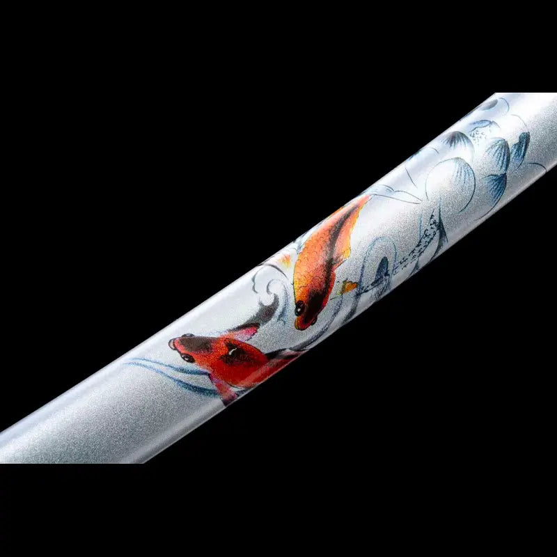 Détail de la saya argentée du wakizashi Aonami Nishikigoi : peinture de carpes koi orange avec motifs de vagues, texture satinée, sur fond noir — wakizashi japonais acier 1060, décor aquatique, motif koi.