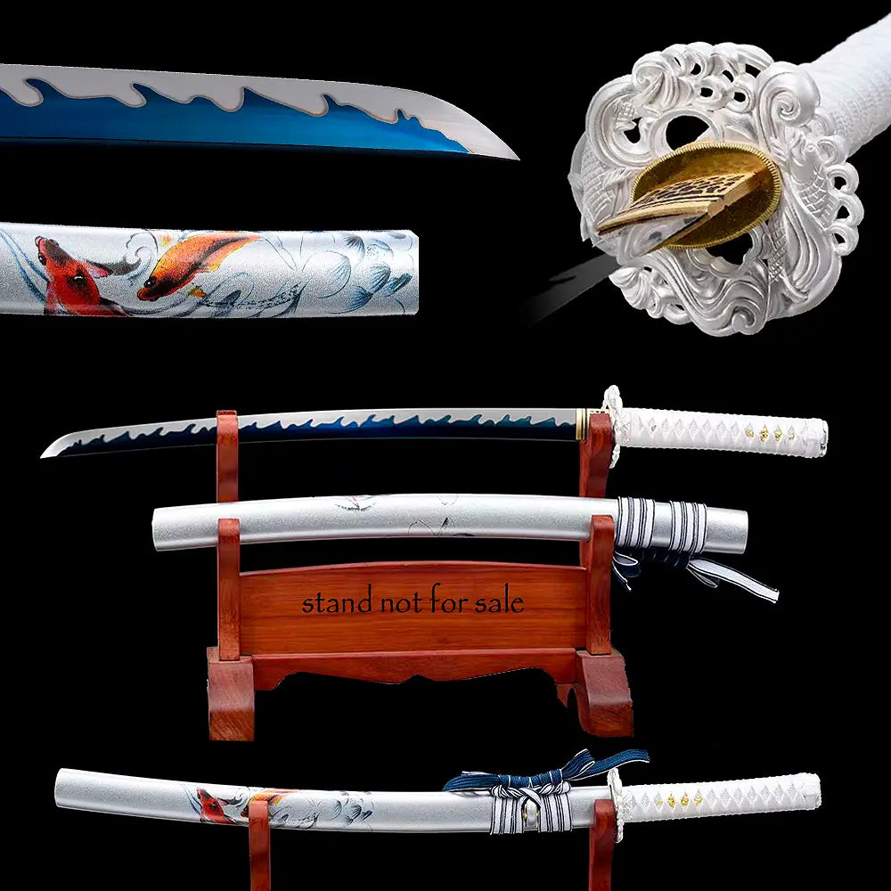 Montage multi-vues du wakizashi Aonami Nishikigoi : lame dégainée avec hamon bleu, tsuba sculptée blanche et habaki laiton, saya argentée décor koi, vues sur support en bois verni, fond noir — wakizashi japonais acier 1060, finition satinée.