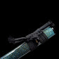 Gros plan de la saya nashiji bleu-vert du wakizashi japonais artisanal Aonami : sageo noir noué autour du kurikata (avec embout métal), vernis brillant, photographié sur fond noir — détail du fourreau assorti au koshirae noir.