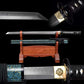 Montage multi-vues du wakizashi japonais artisanal Aonami : vue d’ensemble sur support en bois, kissaki (pointe) avec hamon visible, habaki en laiton gravé et tsuba ronde noire, saya nashiji bleu-vert au vernis pailleté ; koshirae noir, le tout sur fond noir avec tapis gris — acier T10, trempe à l’argile, lame sans bohi.