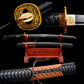 Montage du wakizashi japonais “Kurochiku” sur fond noir : gros plan tsuba dorée motif bambou et habaki laiton, vue latérale de la lame noire satinée avec bohi posée sur un support en bois rouge, et détail du saya tressé noir à laçage marron ; koshirae entièrement noir, style premium Blade Bushido.
