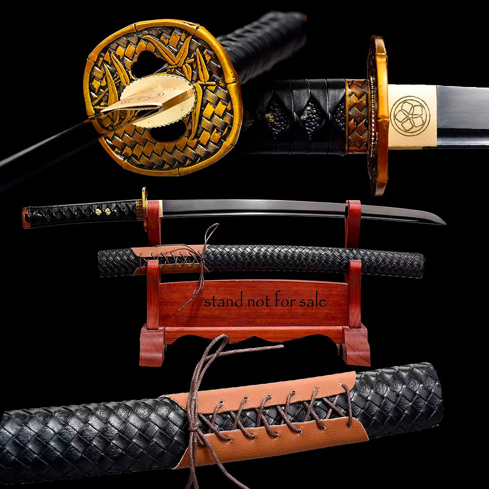 Montage du wakizashi japonais “Kurochiku” sur fond noir : gros plan tsuba dorée motif bambou et habaki laiton, vue latérale de la lame noire satinée avec bohi posée sur un support en bois rouge, et détail du saya tressé noir à laçage marron ; koshirae entièrement noir, style premium Blade Bushido.