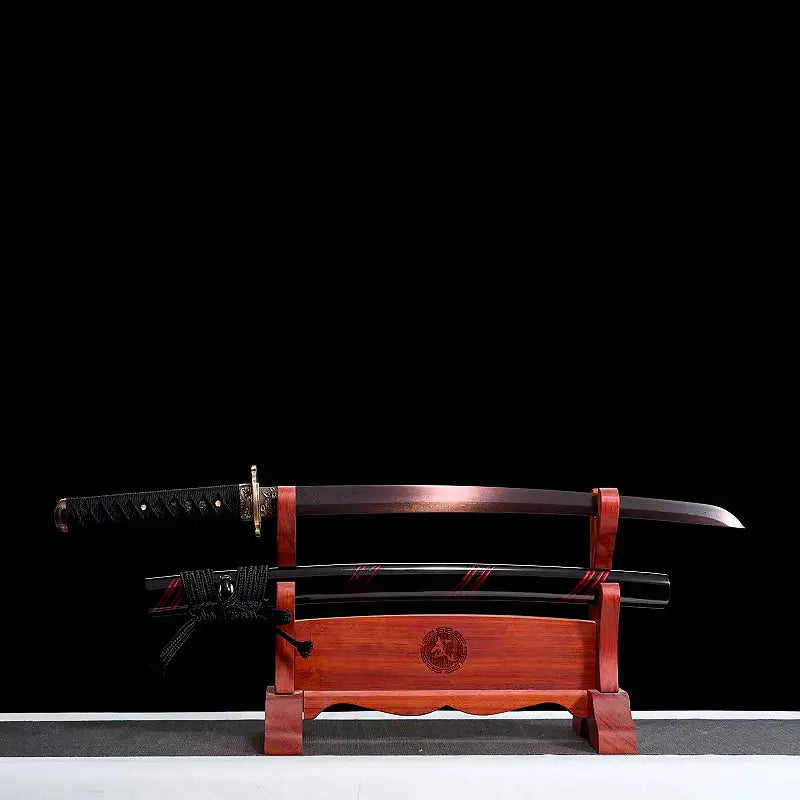 Wakizashi japonais Renge no Reicha exposé sur support en bois verni, lame acier plié damassé à patine sombre, kissaki brillant, tsuka tressé noir, saya noire laquée aux liserés pourpres, fond noir studio — sabre court artisanal, collection samouraï, Blade Bushido.