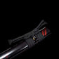 Gros plan de la saya noire laquée du wakizashi japonais Renge no Reicha, liserés pourpres brillants, nœud de sageo noir serré autour du kurikata avec shitodome en laiton, éclairage studio sur fond noir — sabre court artisanal en acier plié damassé, Blade Bushido.