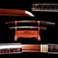 Montage studio du wakizashi shirasaya artisanal « Kuro Yōgan » : kissaki poli, lame acier plié motif damas rouge-noir avec bohi, saya laqué urushi noir-vermillon effet “lave”, gros plans du habaki en laiton et vue d’ensemble sur katanakake en bois ; fond noir premium, composition multi-vues.