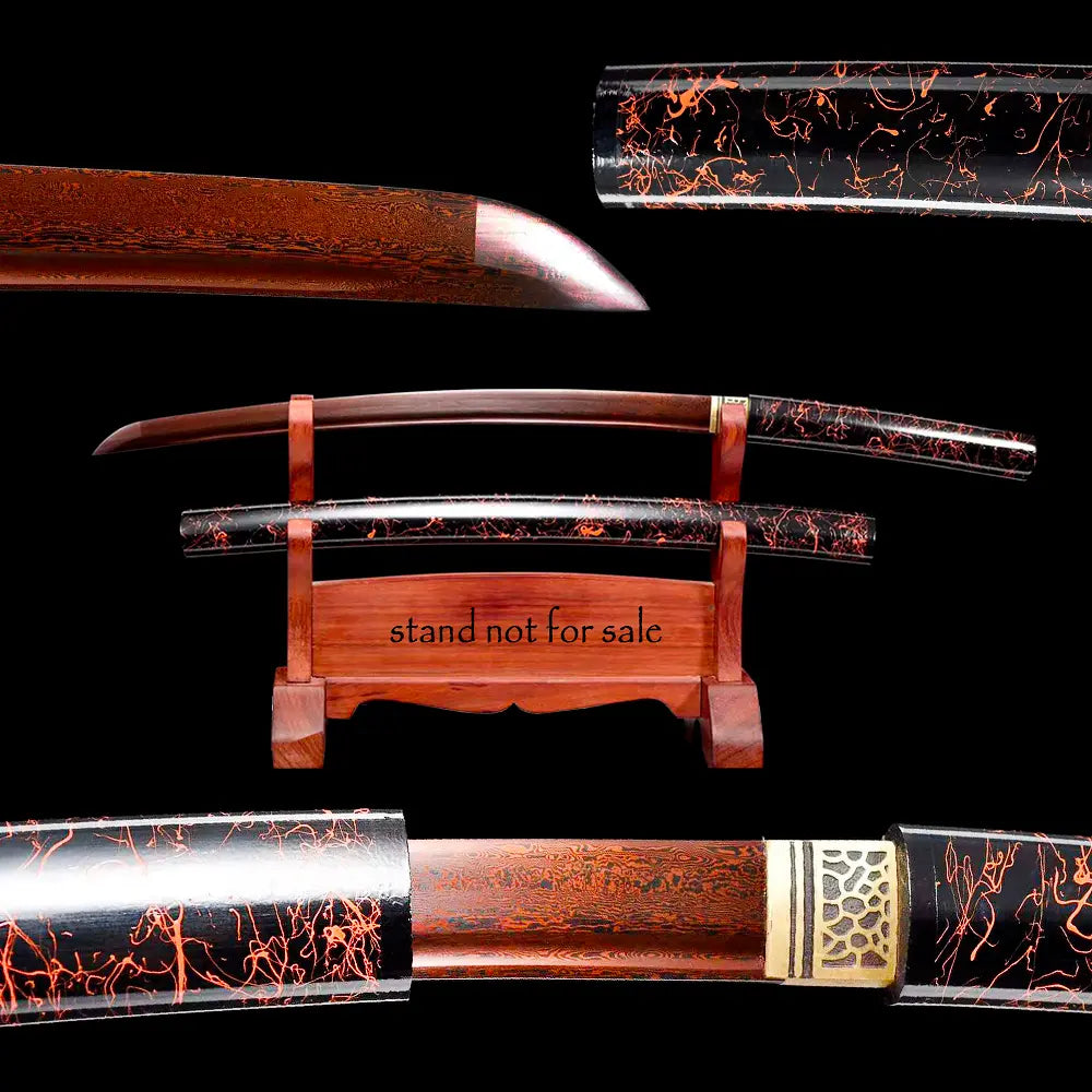Montage studio du wakizashi shirasaya artisanal « Kuro Yōgan » : kissaki poli, lame acier plié motif damas rouge-noir avec bohi, saya laqué urushi noir-vermillon effet “lave”, gros plans du habaki en laiton et vue d’ensemble sur katanakake en bois ; fond noir premium, composition multi-vues.
