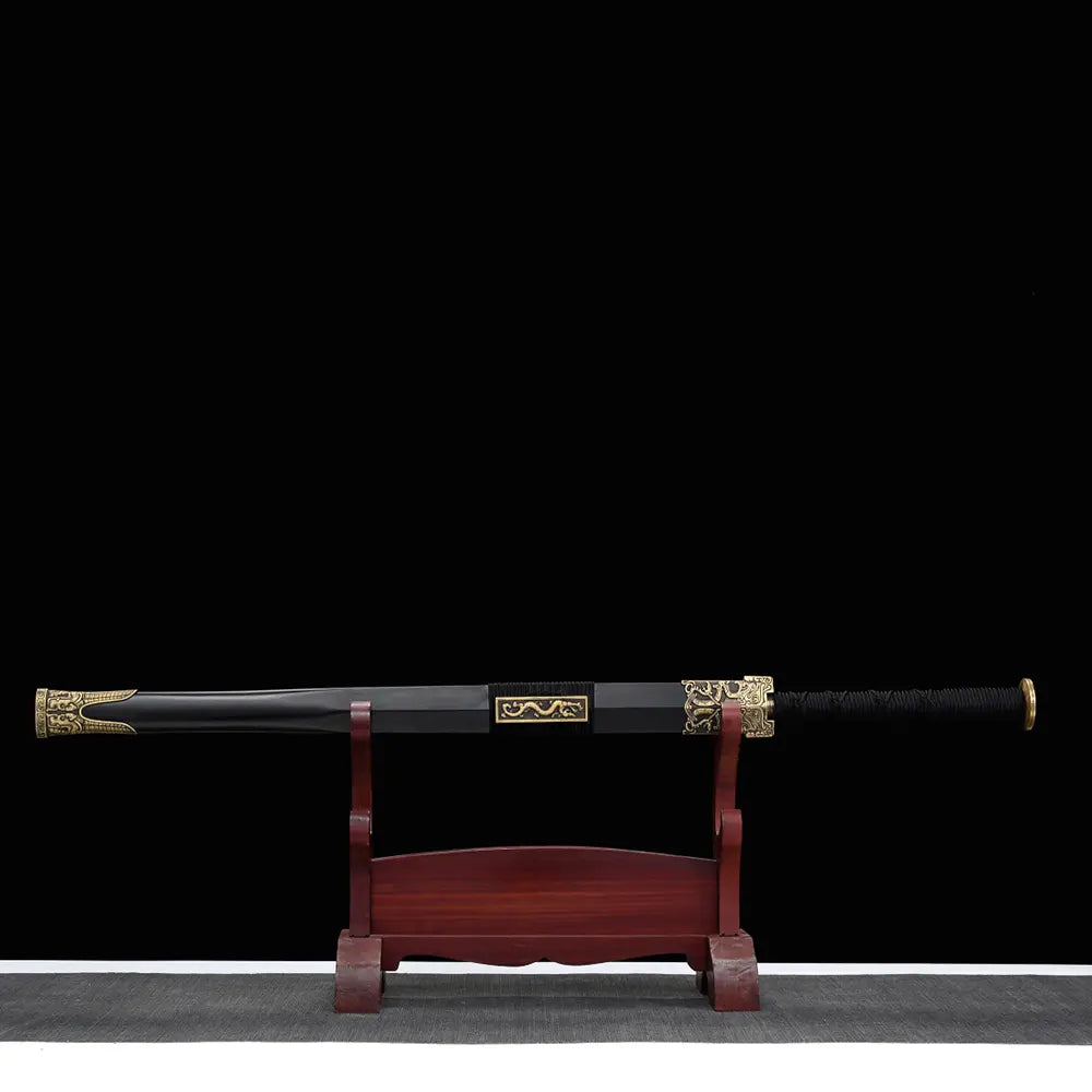 Épée chinoise Jian XUAN LONG présentée dans son fourreau noir sur support en bois brun, avec poignée noire tressée, garnitures dorées, plaque dragon et fond noir sobre.