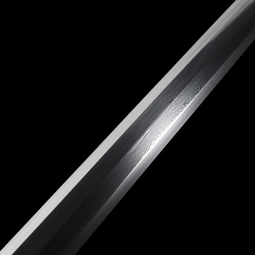 Gros plan sur la lame droite de l’épée chinoise Jian XUAN LONG, avec motif d’acier plié visible, arête centrale marquée, finition métallique contrastée et fond noir sobre.