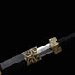 Épée chinoise Jian XUAN LONG partiellement sortie de son fourreau noir, avec lame droite gravée, garde dorée décorée, poignée noire tressée et garnitures métalliques à motifs traditionnels.