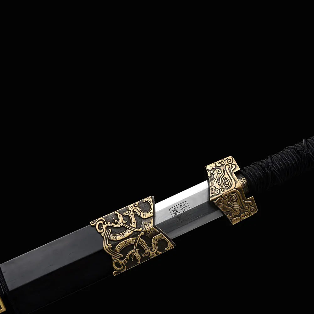 Épée chinoise Jian XUAN LONG partiellement sortie de son fourreau noir, avec lame droite gravée, garde dorée décorée, poignée noire tressée et garnitures métalliques à motifs traditionnels.