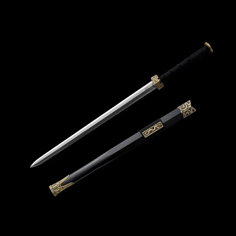 Épée chinoise Jian XUAN LONG photographiée en diagonale sur fond noir, avec lame droite à pointe centrale, poignée noire tressée, garde dorée décorée et fourreau noir orné de garnitures dragon.
