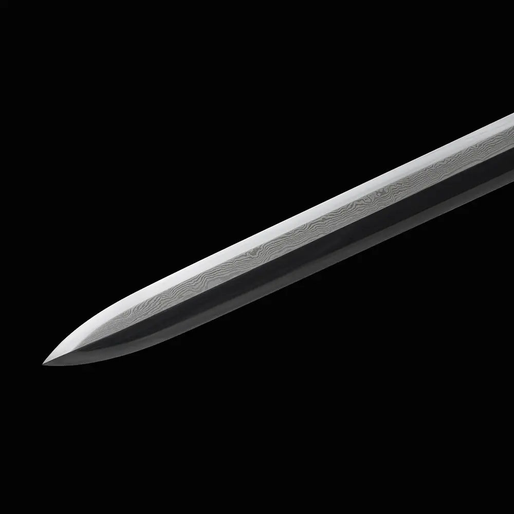 Gros plan sur la pointe de la lame droite de l’épée chinoise Jian XUAN LONG, avec arête centrale marquée, motif d’acier plié visible et fond noir sobre.