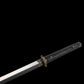 Vue rapprochée de la poignée noire texturée en galuchat d’une épée chinoise Jian YI XIN, avec garde traditionnelle en laiton vieilli et lame droite partiellement visible sur fond noir. L’image met en valeur les détails de la poignée, les ornements métalliques et la finition artisanale de ce Jian chinois de collection, Tai Chi et Wushu.