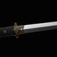 Gros plan sur une épée chinoise Jian YI XIN montrant la lame droite en acier Damas moderne multicouche avec motifs de forge visibles. La garde traditionnelle en laiton vieilli finement décorée est associée à une poignée noire texturée en galuchat. Fond noir mettant en valeur les détails de cette épée chinoise traditionnelle destinée à la collection, au Tai Chi et au Wushu.