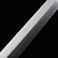 Détail rapproché de la lame droite d’une épée chinoise Jian YI XIN, montrant les motifs ondulés de l’acier Damas moderne multicouche sur fond noir. La surface polie révèle les lignes de forge du métal et la géométrie droite de cette épée chinoise traditionnelle, adaptée à la collection, au Tai Chi et au Wushu.