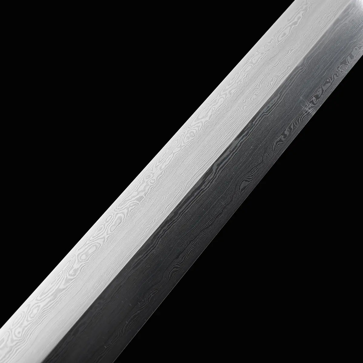 Détail rapproché de la lame droite d’une épée chinoise Jian YI XIN, montrant les motifs ondulés de l’acier Damas moderne multicouche sur fond noir. La surface polie révèle les lignes de forge du métal et la géométrie droite de cette épée chinoise traditionnelle, adaptée à la collection, au Tai Chi et au Wushu.