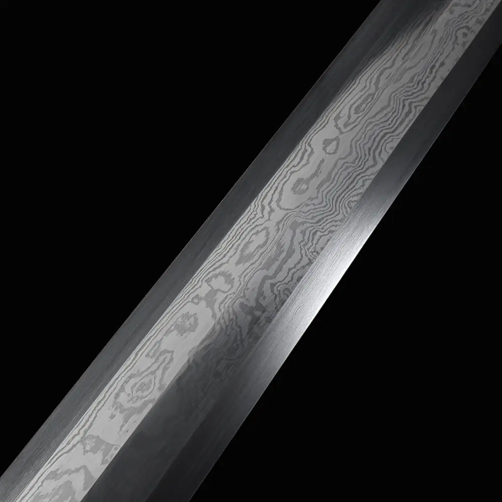 Gros plan sur la lame droite en acier plié de l’épée chinoise Jian ZHEN ZHAI, avec motif damassé visible, surface métallique polie et angle de vue rapproché sur fond noir.
