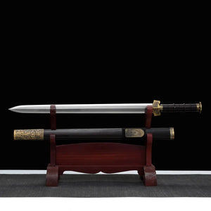 Épée chinoise Jian ZHEN ZHAI présentée sur un support en bois rouge, avec lame droite à pointe centrale, fourreau noir en ébène, poignée sombre, garde bronze ancien et garnitures gravées sur fond noir.